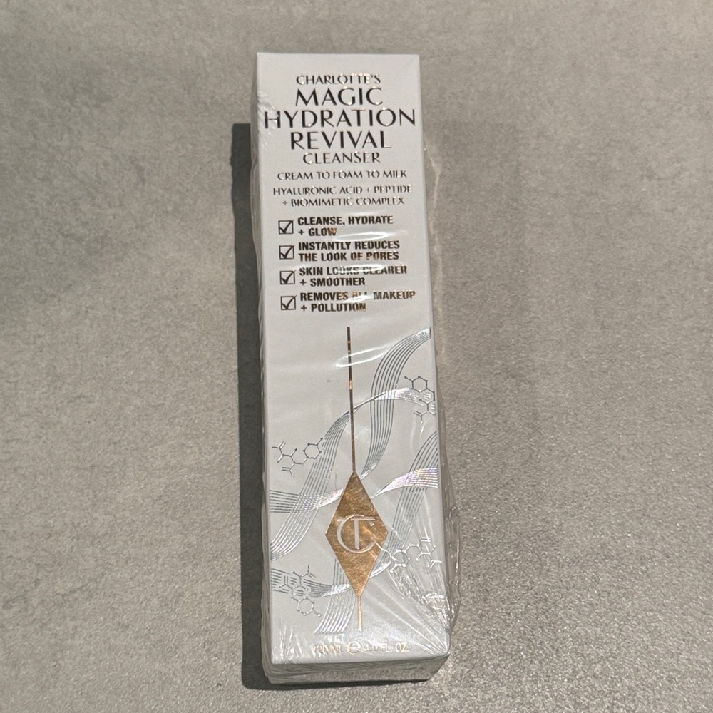 Charlotte Tilbury Magic Hydration Revival Cleanser - White and Gold